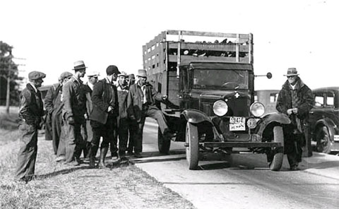 National Farm Holiday Strike 1932; Farmer bewachen eine Zugangsstraße zu den Zwillingsstädten Minneapolis und St Paul, um den Transport landwirtschaftlicher Produkte zu verhindern